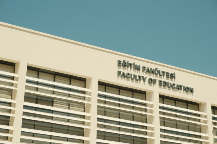 İngilizcede Cümle Başındaki 'Of' Kelimesinin Anlamı